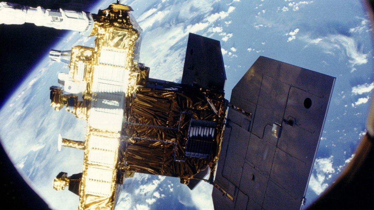 Endişeli bekleyiş: 2.5 tonluk uydu dünyaya düşüyor