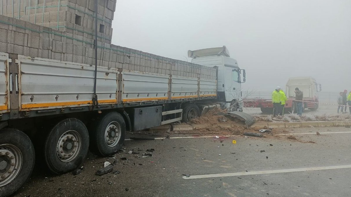 Kırşehir'de buzlanma ve sis faciasında zincirleme kaza! 15 araç birbirine girdi, ölü ve yaralılar var