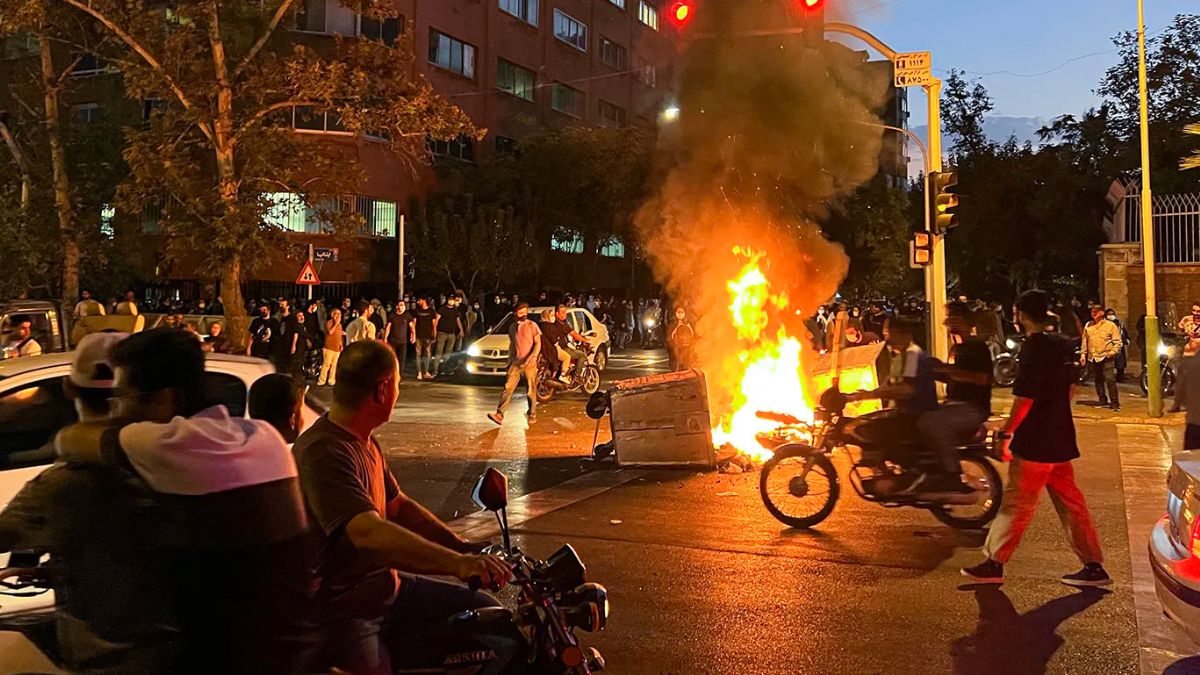 İran’da protestolar yeniden alevlendi: Binlerce kişi sokaklarda
