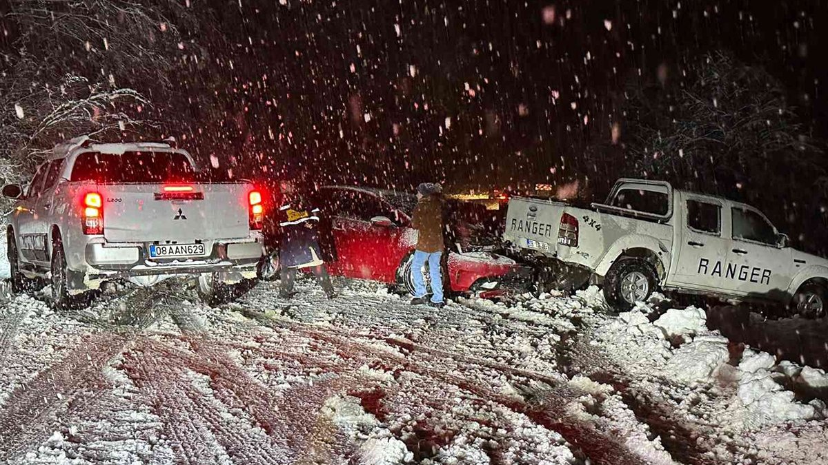 Artvin'de kar esareti: 78 köy ulaşıma kapandı