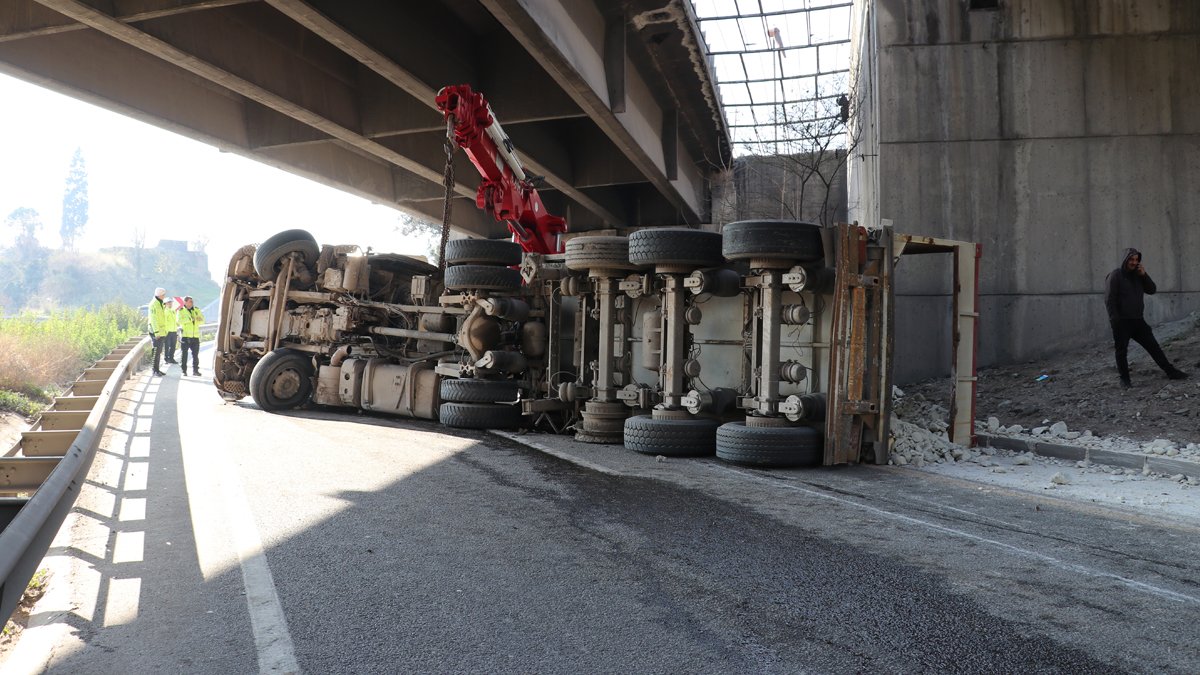 D-100'de İstanbul yönünü kilitleyen kaza