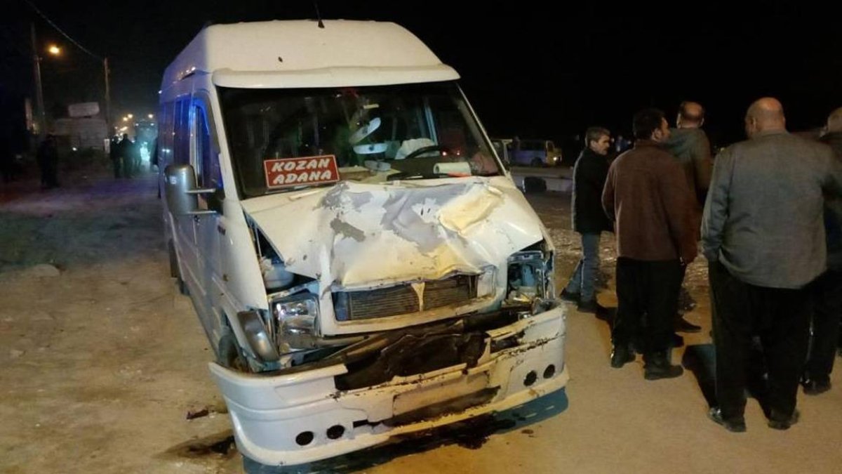 Adana'da yolcu minibüsü ile otomobil çarpıştı: 13 yaralı