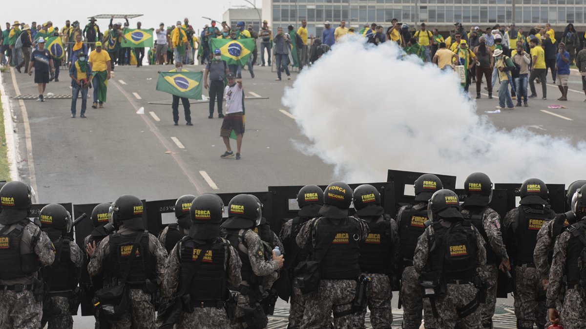 Bolsonaro destekçileri Brezilya'yı yangın yerine çevirdi: Bakan ve vali görevden alındı, yüzlerce kişi gözaltında