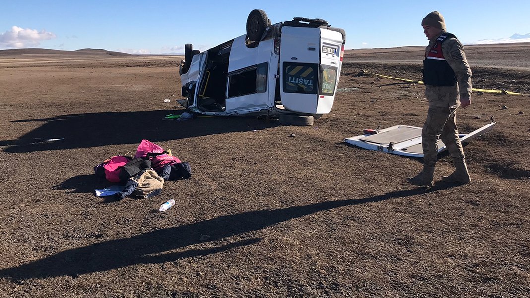 Kars'ta öğrenci servisi devrildi: Ölü ve yaralılar var