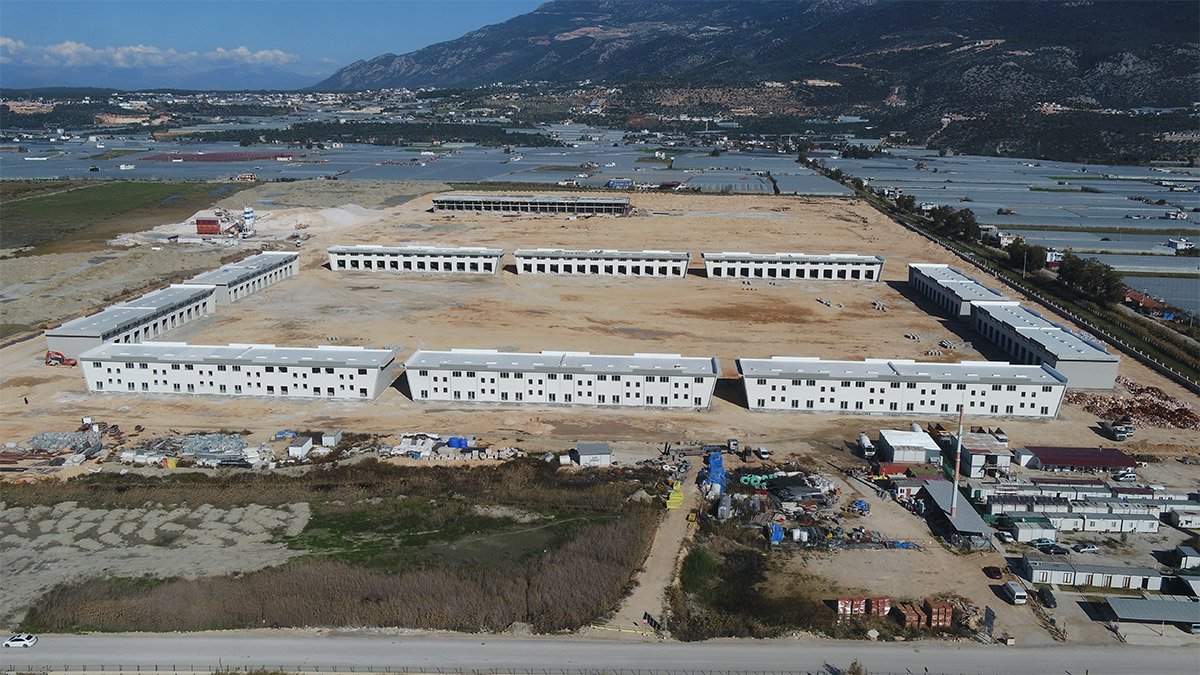 Kınık Toptancı Hali Projesi inşaatı yarıyı geçti