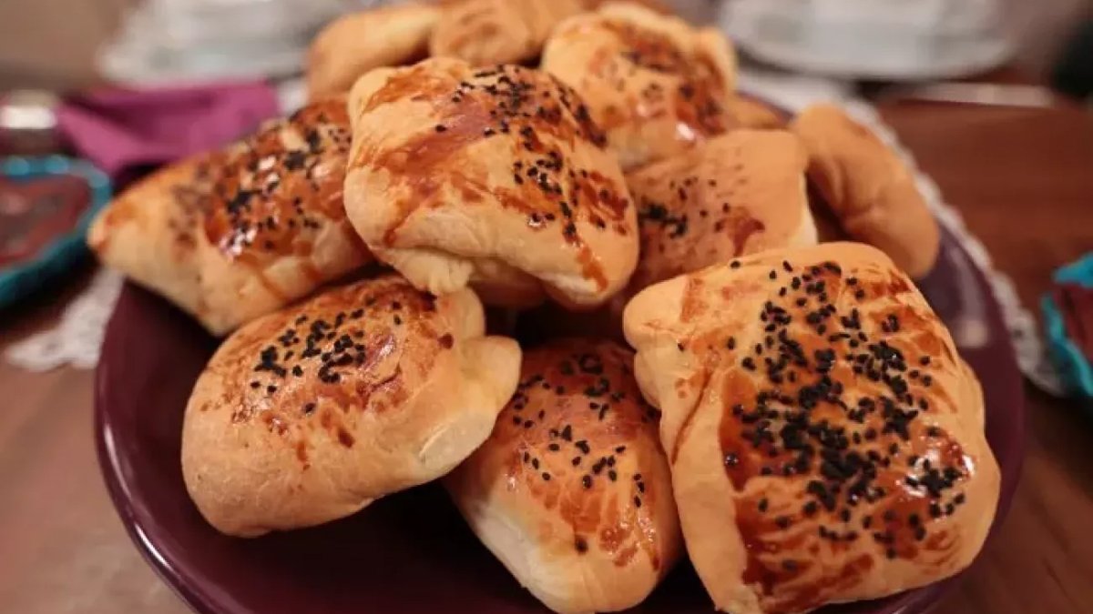 Bu kete hem kat kat hem de tel tel dökülüyor! Böylesini daha önce hiçbir yerde yemediniz... Çayın yanında kendinizi şımartın