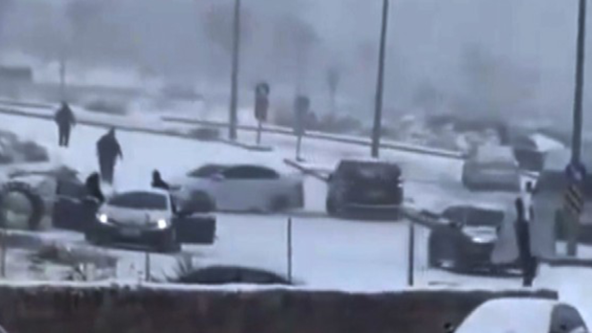 Van'da buz pistine dönen yolda peş peşe kaza gerçekleşti!