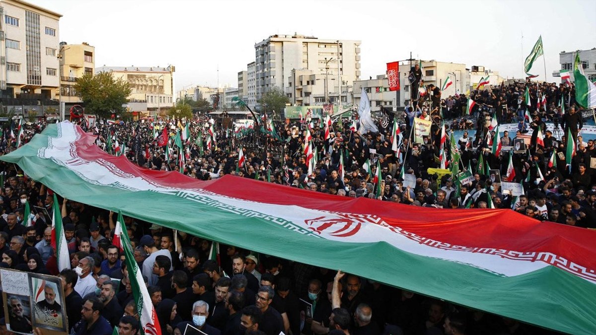 İran’da halk idama karşı ayakta: Hapishaneyi sardılar