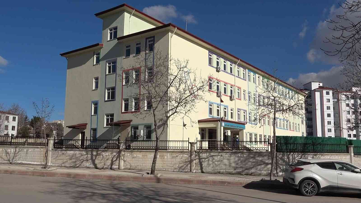 Okulda dehşete düşüren olay! Kötü not alan öğrenci sınıfın penceresinden atladı