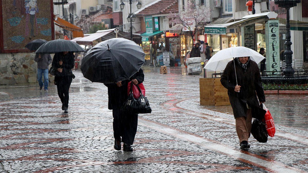 Meteoroloji'den o illere uyarı! Hem fırtına hem de sağanak vuracak