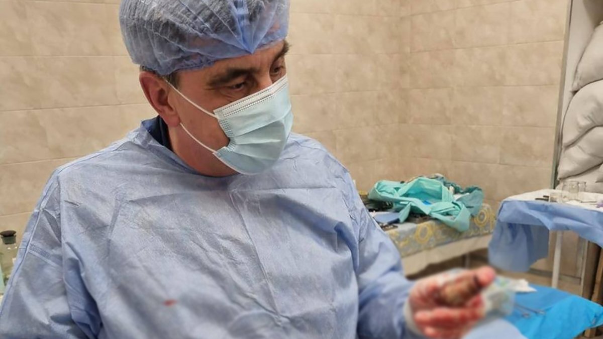 Ukraynalı askerin vücudundan VOG el bombası çıkarıldı