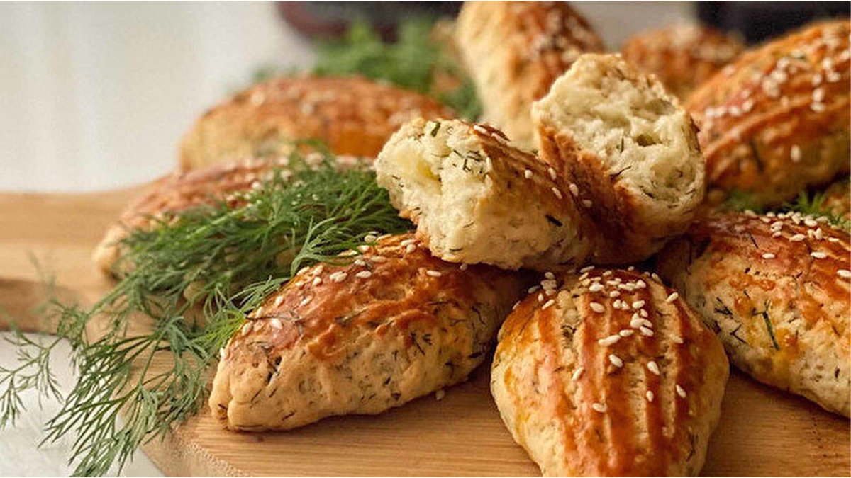 Kıyır kıyır bu poğaça olmadan çayı boşuna içiyorsunuz! İşte çayın yanına en çok yakışan dere otlu poğaça tarifi