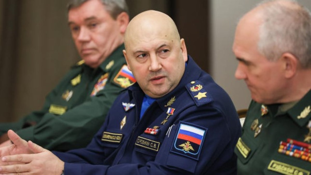 Ukrayna'da bataklığa saplanan Putin son kozunu oynadı: Surovokin'i görevden aldı Genelkurmay Başkanı'nı atadı