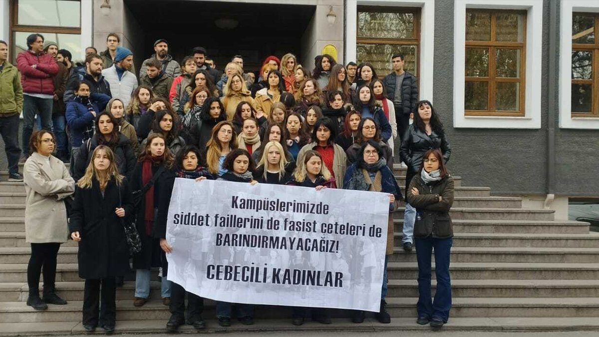 Ankara Cebeci'de öğrenciler bıçaklanan sıra arkadaşları için ayakta: 'Bir kadının daha kirpiğini yere düşürtmeyeceğiz'