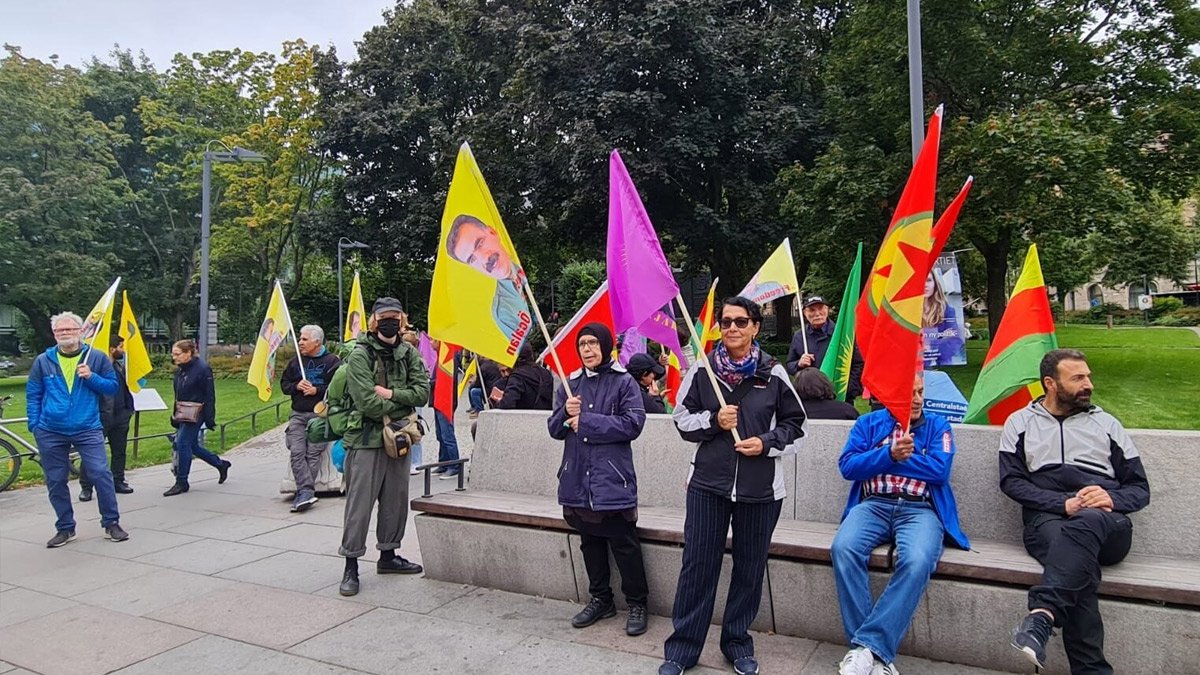 İsveç'te terör örgütü yandaşlarından çirkin protesto: Erdoğan'ın maketini astılar