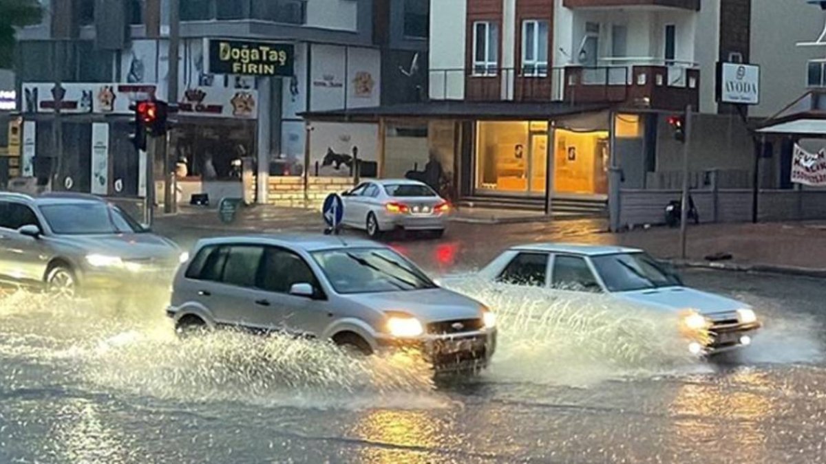 Antalya'da yağış nedeniyle eğitime ara