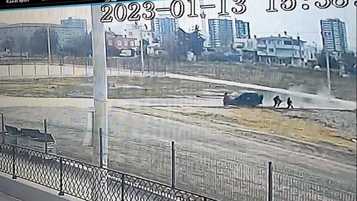 Mersin'de dehşete düşüren görüntü! Kontrolden çıkan araç öğrencilerin arasına daldı