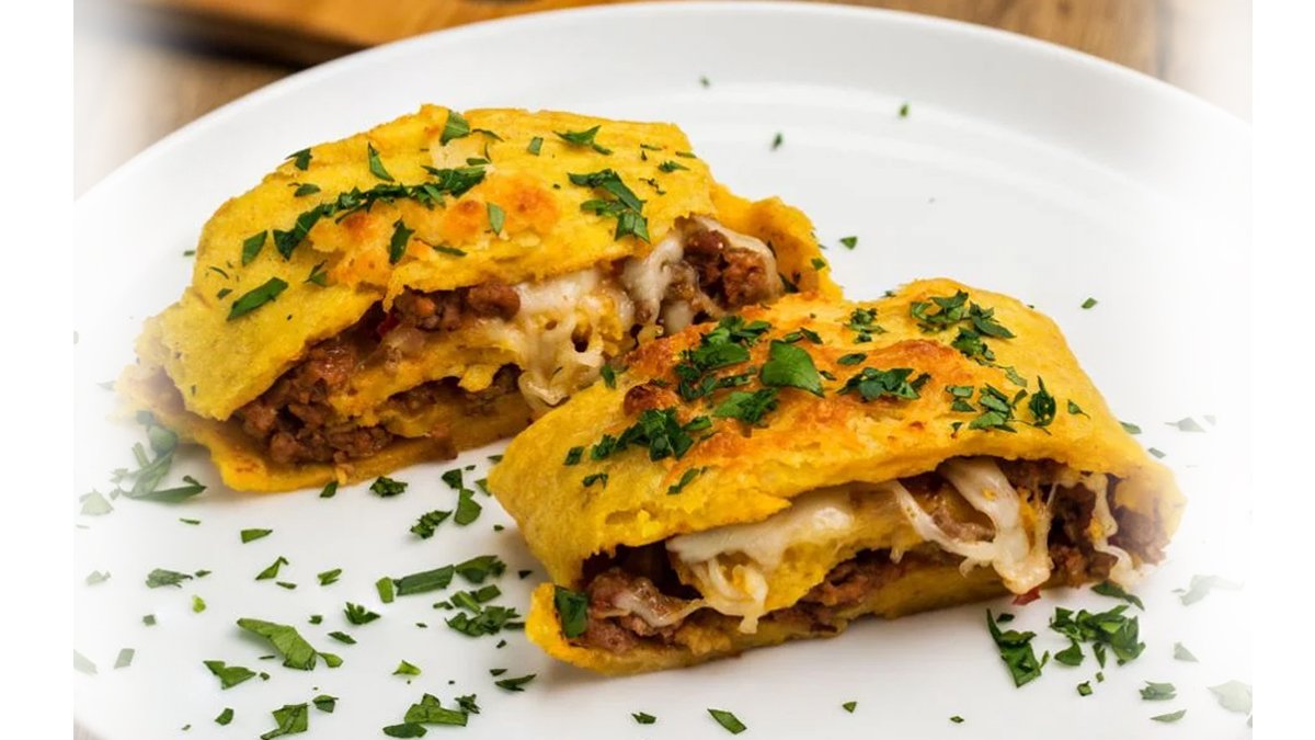 Misafiriniz gelecekse yemeğiniz hazır! Davet sofralarının vazgeçilmezi Kıymalı Rulo Patates... Fırından çıkar çıkmaz bitiyor