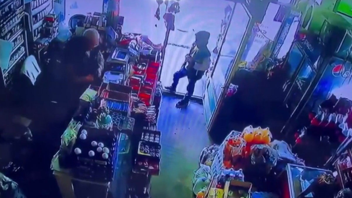 Çocuk yaştaki hırsızlardan şoke eden market soygunu! Biri dondurma almak için oyaladı diğeri ise...