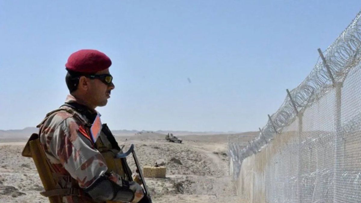 Pakistan Talibanı memurları hedef alıyor