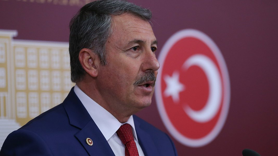 Selçuk Özdağ'dan TÜVTÜRK önünde protesto