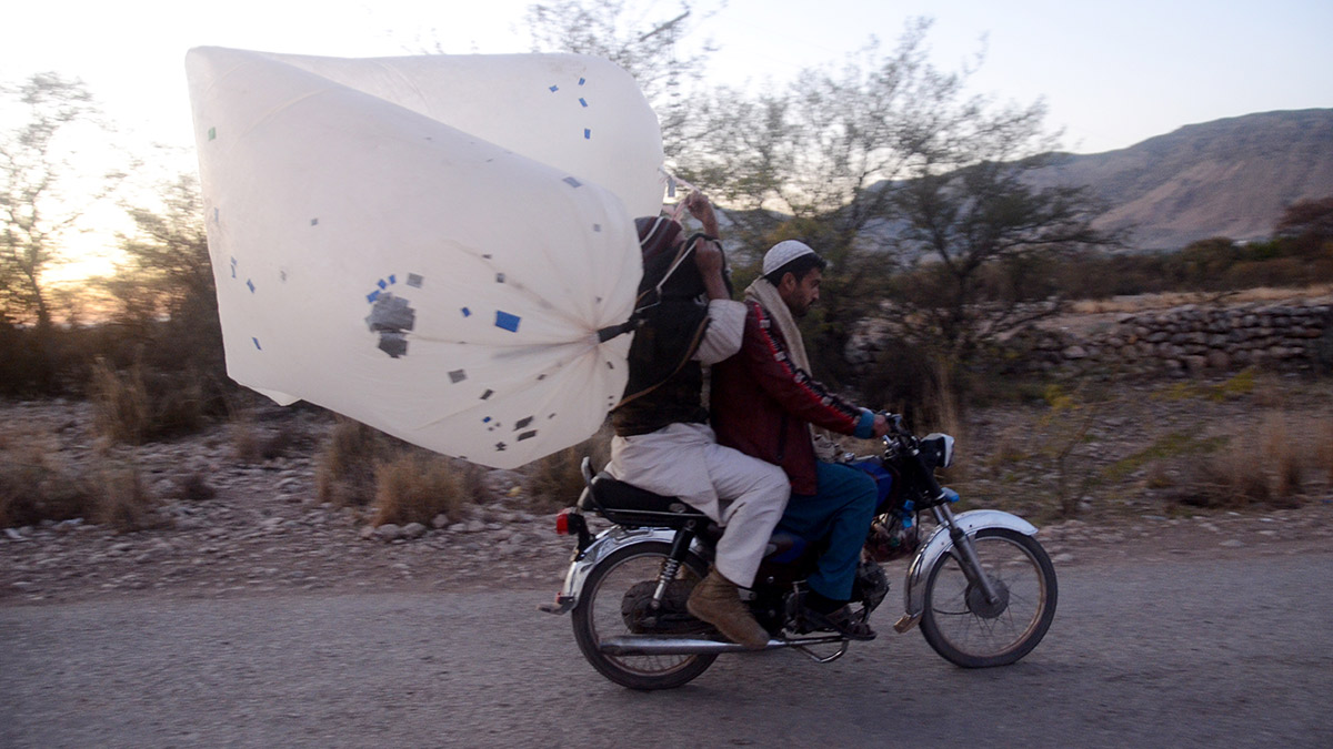 Pakistan'da doğal gazı poşetle eve taşıyorlar