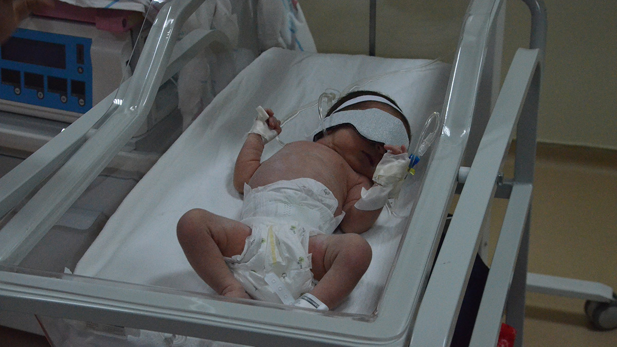 Bu nasıl vicdan! 10 günlük bebeği cami avlusuna bıraktılar