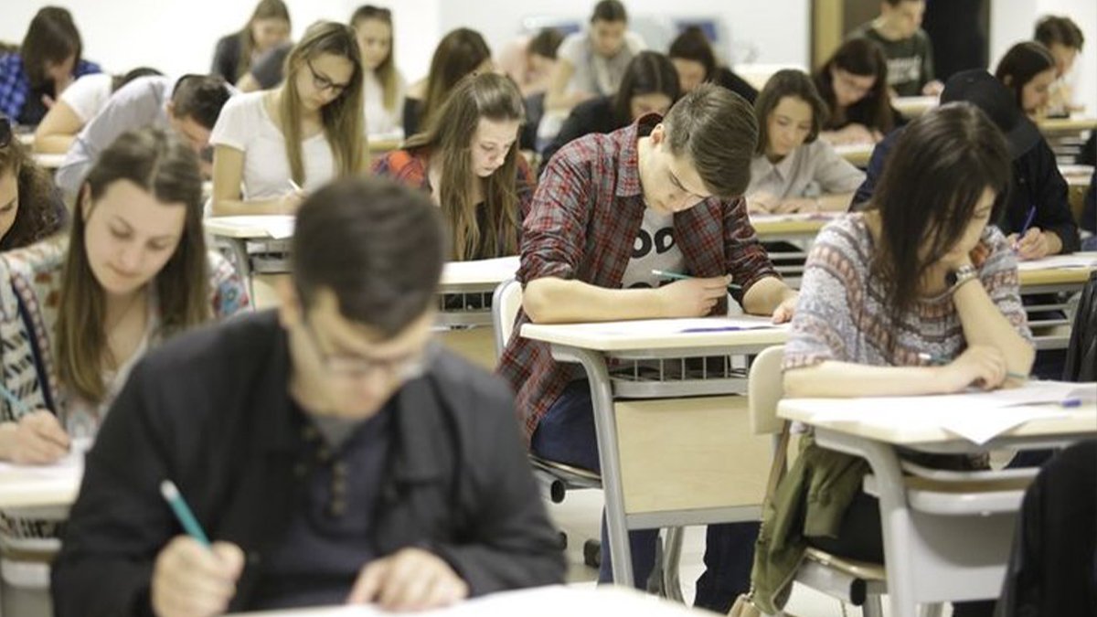 Sınav sistemini şarkıyla protesto ettiler: 'Testlere son yaşama merhaba'