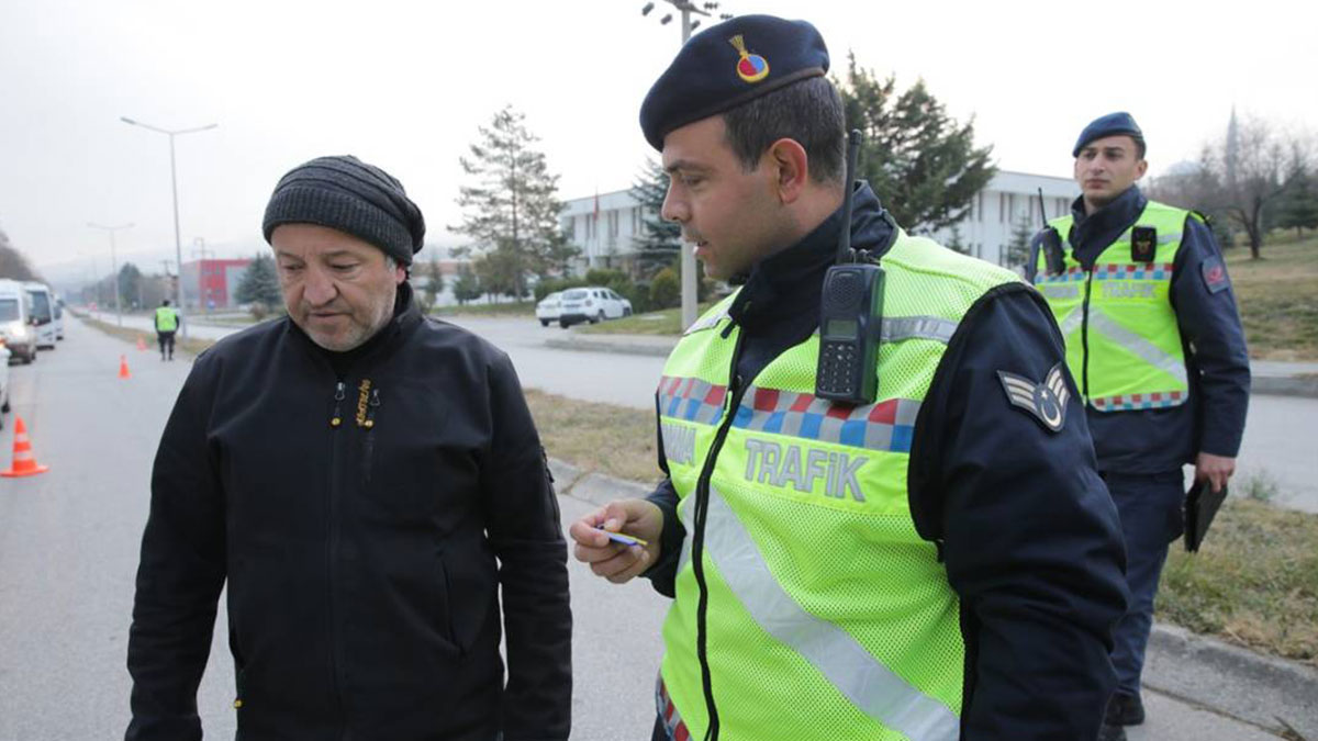 Polis bunu yapmayan araç sahiplerinin peşinde! Cezası tam 2 bin 568 TL!