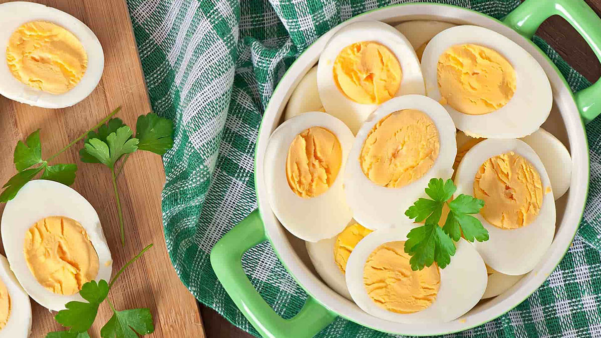 Haşlanmış yumurta kabuğunu soymak çocuk oyuncağı olacak! Bu yöntemi mutlaka deneyin