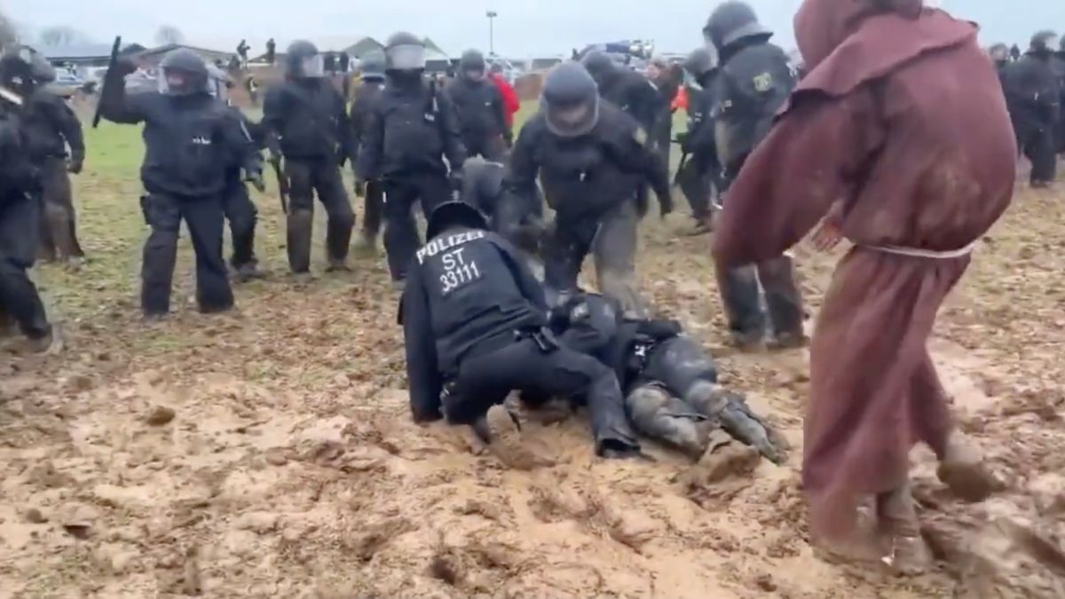 Protestoculara müdahale etmeye giden polise çamur engeli