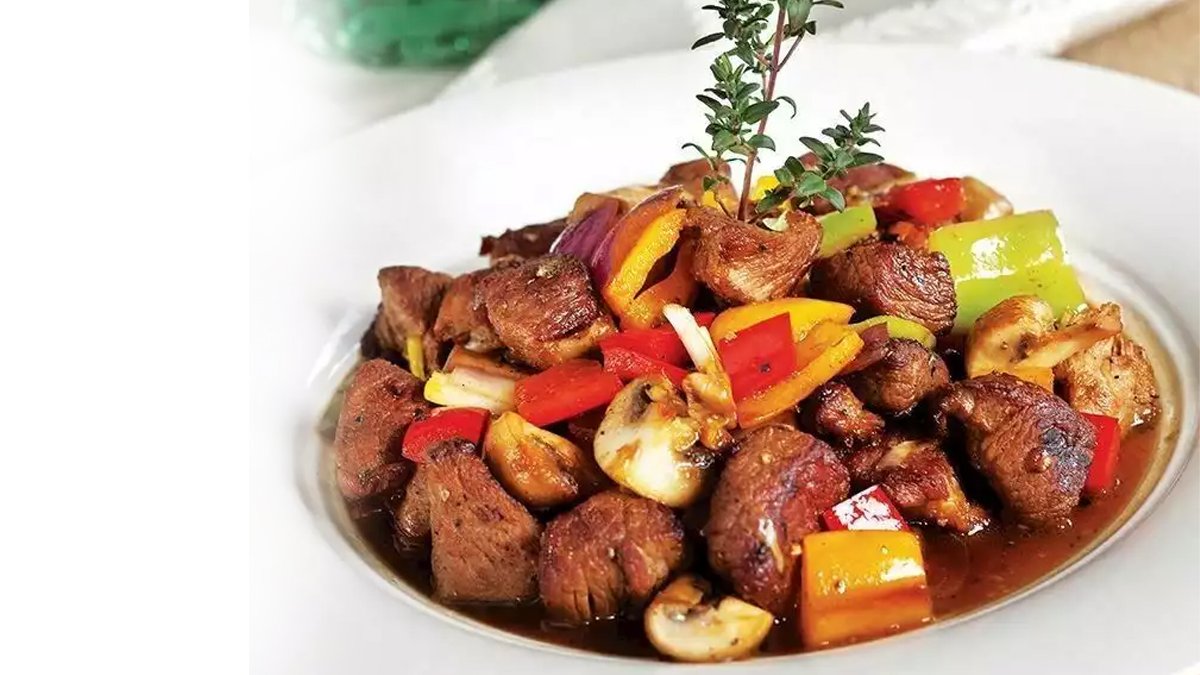 Misafirleriniz yerken bitmesin isteyecek! 10 dakikada fırında sar pişir kebabı tarifi...