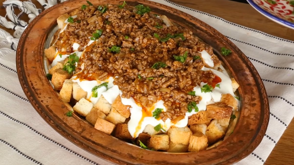 Nefes almadan yediriyor! Misafirleriniz bu tarifte tabağın dibini sıyıracak... Kıymalı pratik tirit yapın mideniz bayram etsin