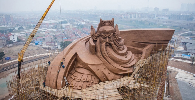 Çin'de bulunan General Yu'nun bin 320 tonluk devasa heykeli tamamlandı