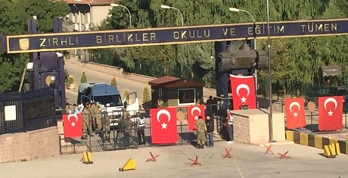 Ankara Etimesgut'taki Zırhlı Birlikler'in kapıları tutuldu