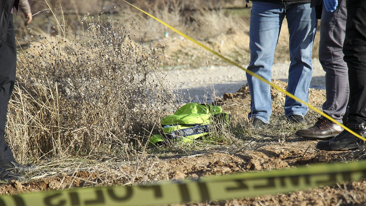 Bu nasıl vicdan! Tarla kenarında bulunan sırt çantasından bebek cesedi çıktı