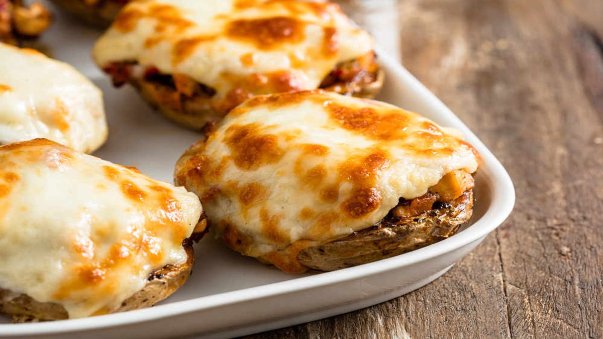 Restoran gelse böyle güzel tavuklu patates oturtma yapamaz! Bu tarif ile ustalığınızı konuşturun... Fırından çıkınca bitiyor