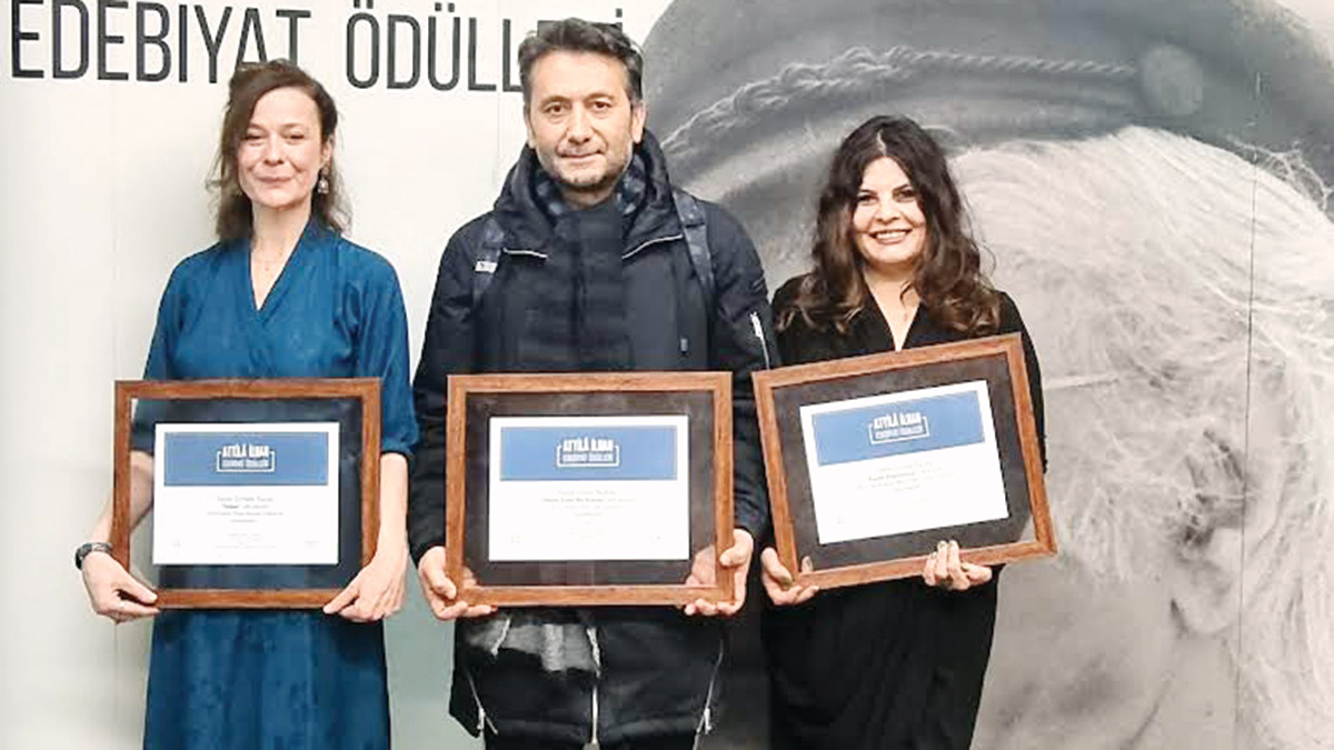 İnsani sızılarımızın şairi ödülünü aldı