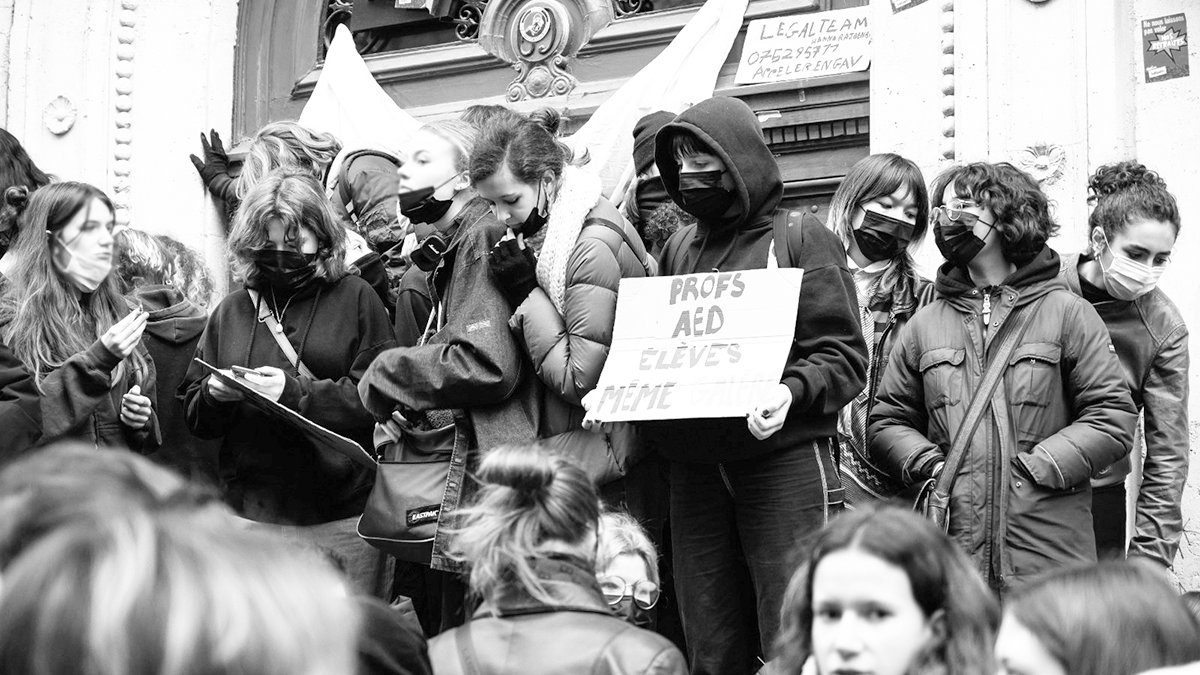 Emeklilikte yaşa takılan Fransızlar sokağa çıktı