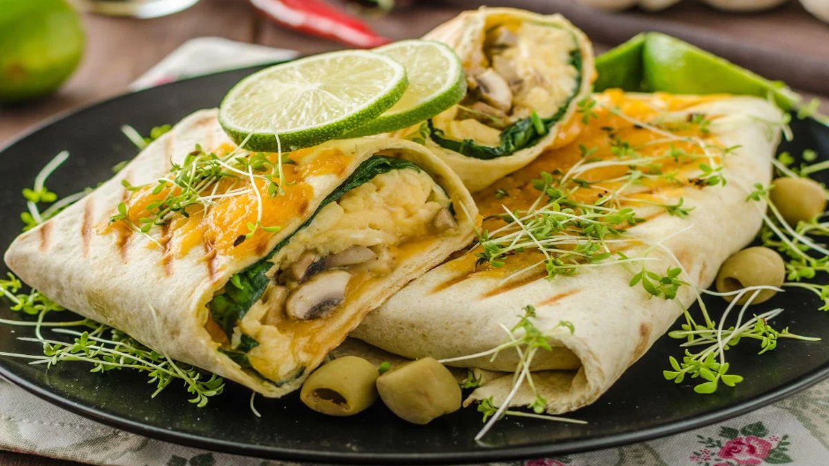 Yumurta sevmeyen bile bu tarife bayılıyor! Kahvaltılık yumurtalı lavaş dürümle kendinize ziyafet çekin