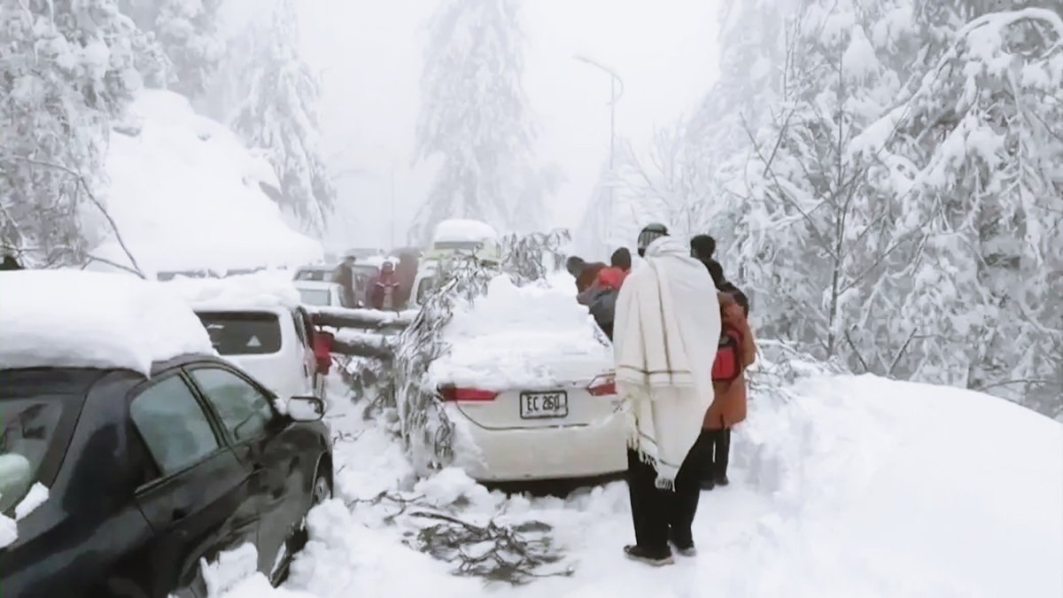 Pakistan'ı felç eden kar yağışı: Acil durum ilan edildi