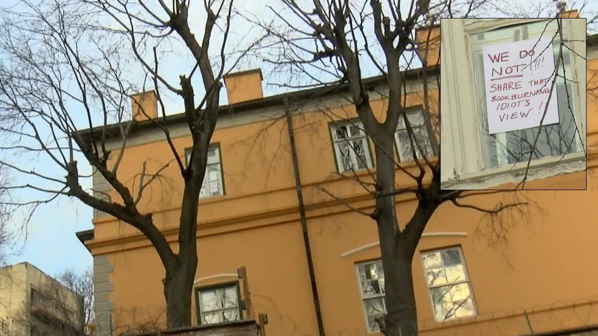 İsveç Konsolosluğu çalışanları cama astıkları yazıyla eylemcilere cevap verdi