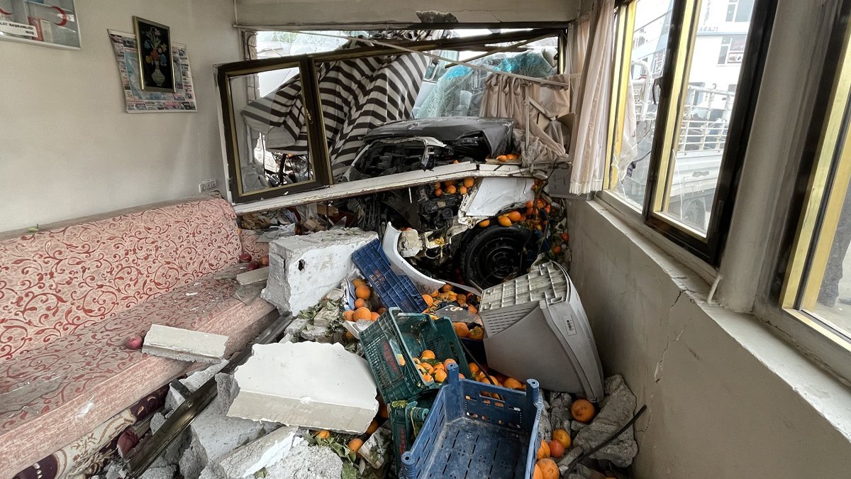 Freni boşalan tır yokuş aşağı kaydı, ortalık savaş alanına döndü