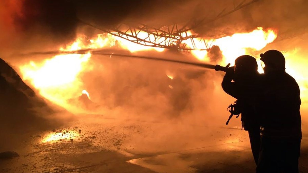 7 saatlik mücadele... Korkunç alevler geri dönüşüm tesisini yuttu