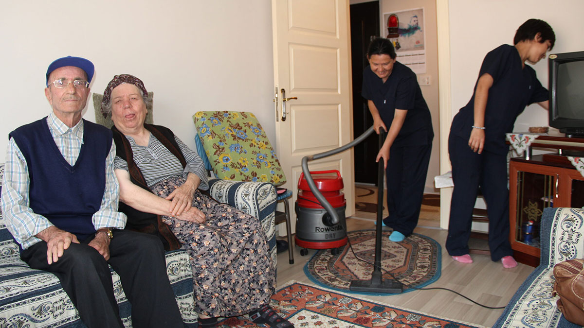 Evde engelli ve yaşlı bakanlara yeni devir kapısı! Sigorta primlerini devlet karşılayacak: Emeklilik yolu o kişilere açıldı