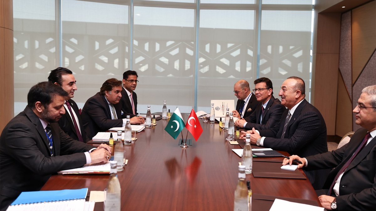 Bakan Çavuşoğlu Pakistanlı mevkidaşı Zerdari ile görüştü