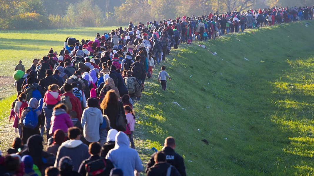 900 milyon kişi ülkesinden vazgeçmeye hazır: Göç etme isteği son 10 yılın zirvesinde