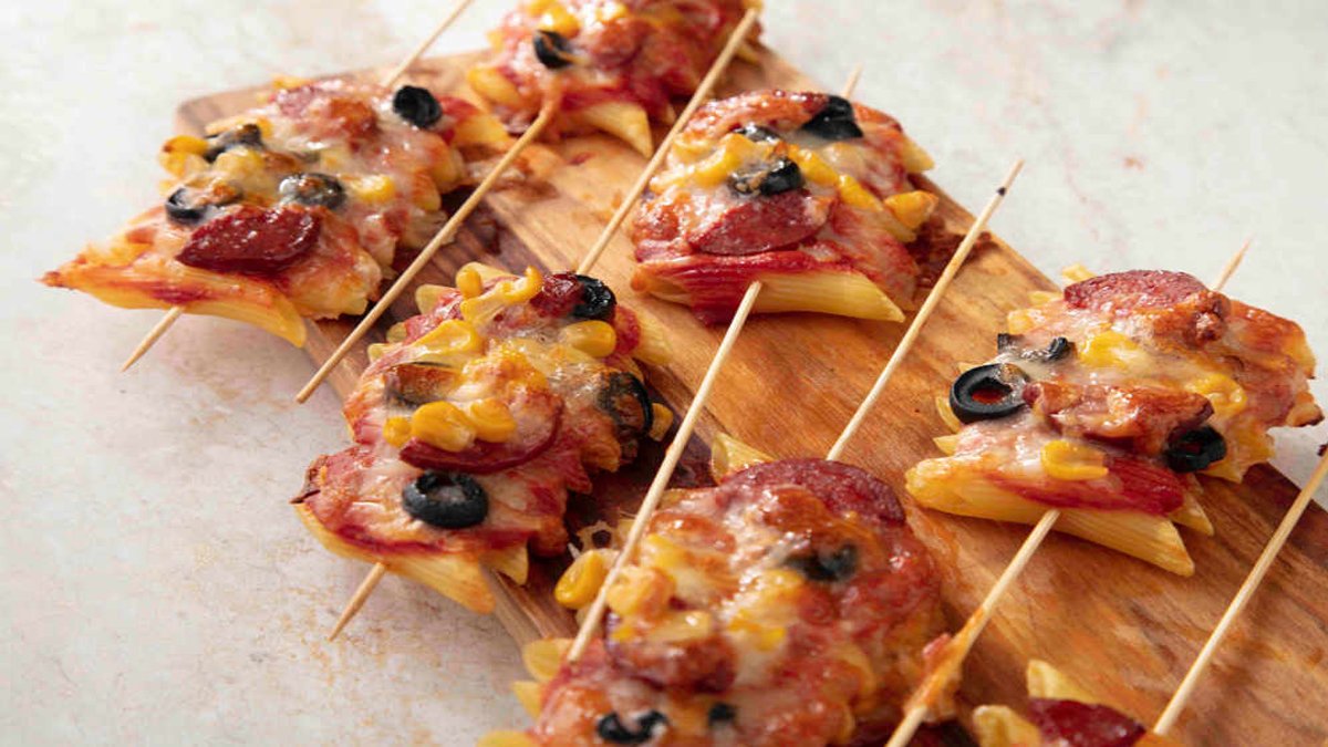 Bu makarna kendini pizza sanıyor! 5 dakikada pişiyor misafirleriniz parmaklarını yiyor... Tarifini kimseye vermeyeceksiniz