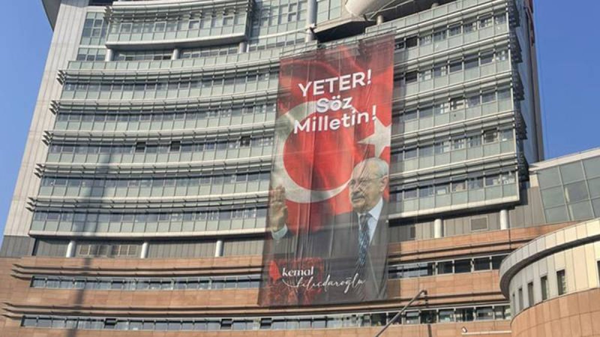 CHP Genel Merkezi'ne 'Yeter, söz milletin' afişi asıldı