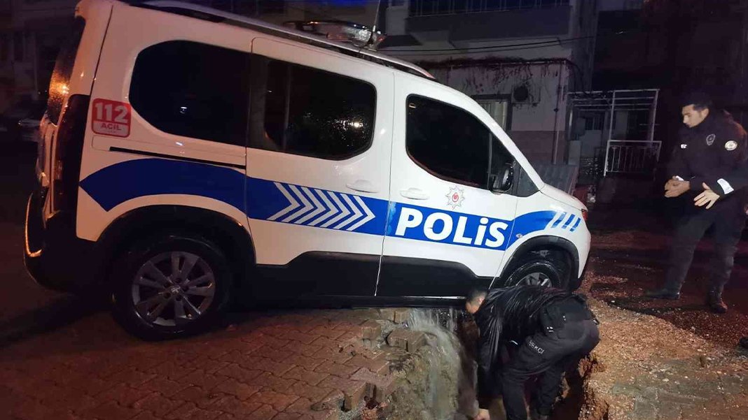 İzmir'i sağanak vurdu: Polis aracına çukur engeli